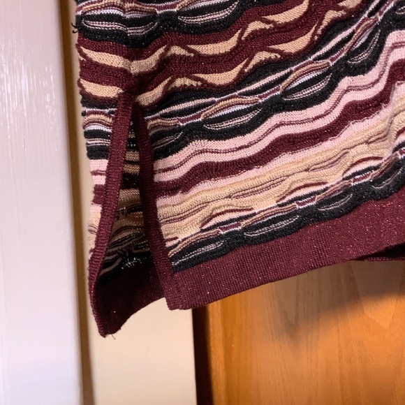 White House Black Market. - Bold Chevron Striped 3/4 sleeve Tunic - Picture 7 of 7